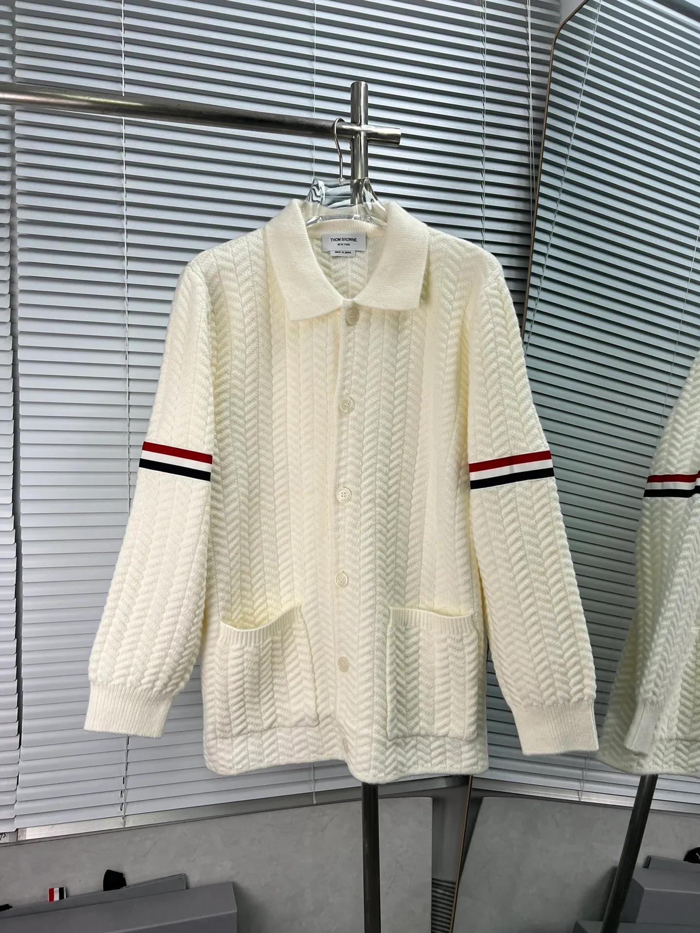 THOM BROWNE🇫🇷 𝐓𝐁 📍𝐂𝐨𝐥𝐨𝐮𝐫 ：Gray🆚Navy Blue🆚White 📍𝐒𝐢𝐳𝐞Size： 📍𝐃𝐞𝐭𝐚𝐢𝐥 ： ， ， 。 ， ， ， Classic ， get buff， ， ， ， ， ， ， ~~ Gray Classic Navy Blue
